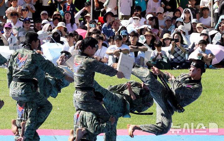 [서울=뉴시스] 김금보 기자 = 건군 76주년 국군의 날을 이틀 앞둔 29일 서울 용산구 용산어린이정원에서 열린 '군 문화 페스타'에서 태권도 시범이 펼쳐지고 있다. 2024.09.29. kgb@newsis.com