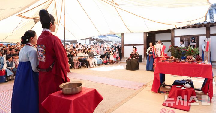 [서울=뉴시스] 김선웅 기자 = 29일 서울 중구 남산골한옥마을에서 '혼인잔치 : 가을편' 전통혼례의식 시연 행사가 열리고 있다. 2024.09.29. mangusta@newsis.com