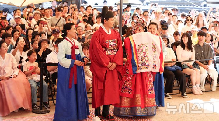 [서울=뉴시스] 김선웅 기자 = 29일 서울 중구 남산골한옥마을에서 '혼인잔치 : 가을편' 전통혼례의식 시연 행사가 열리고 있다. 2024.09.29. mangusta@newsis.com