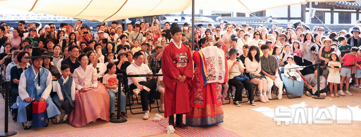 [서울=뉴시스] 김선웅 기자 = 29일 서울 중구 남산골한옥마을에서 '혼인잔치 : 가을편' 전통혼례의식 시연 행사가 열리고 있다. 2024.09.29. mangusta@newsis.com