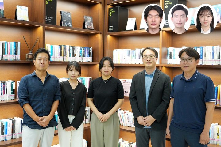 [울산=뉴시스] UNIST 연구진. 사진 왼쪽부터 이지석 교수, 백다혜, 류채영 연구원, 김동혁, 고현협 교수, (윗줄) 손창일, 김진영, 박서정 연구원.  *재판매 및 DB 금지