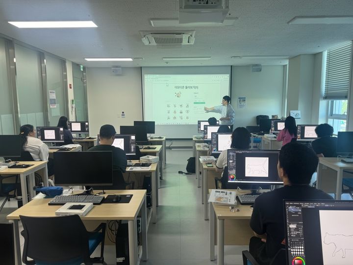 [서울=뉴시스]도봉구 지역 청년들이 디지털 드로잉 교육을 받고 있다. 2024.09.30. (사진=도봉구 제공) *재판매 및 DB 금지