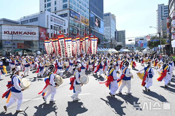 [인천=뉴시스] 제28회 부평풍물대축제 'K-풍물, 세대를 이어 세계로!'. (사진=인천 부평구 제공) 2024.09.30. photo@newsis.com