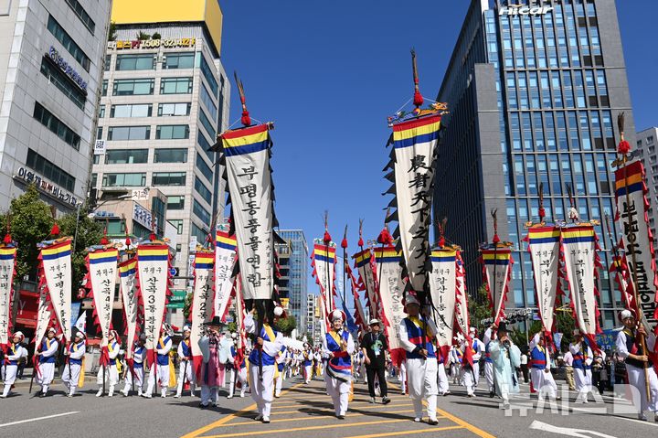 [인천=뉴시스] 제28회 부평풍물대축제 'K-풍물, 세대를 이어 세계로!'. (사진=부평구 제공) 2024.09.30. photo@newsis.com