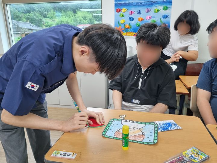 [대구=뉴시스] 대구경북지방병무청은 30일 덕수복지재단 사랑마을에서 모범적으로 복무 중인 이지환 사회복무요원을 소개했다. (사진=대구경북지방병무청 제공) 2024.09.30. photo@newsis.com *재판매 및 DB 금지