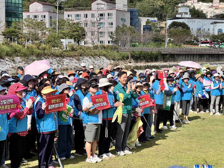 [창원=뉴시스] 강경국 기자 = 경남 창원시 마산회원구 이·통장연합회 회원들이 30일 부전-마산선 운행 열차의 중리역 정차를 촉구하는 캠페인을 펼치고 있다. (사진=창원시청 제공). 2024.09.30. photo@newsis.com *재판매 및 DB 금지