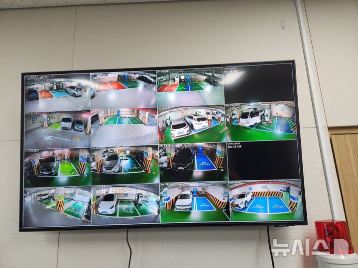 [서울=뉴시스]서울 강동구는 지하 공영주차장 5개소 내 전기차 충전시설 화재를 감지하기 위한 폐쇄회로(CC)TV 총 11개를 설치했다고 30일 밝혔다. (사진=강동구 제공). 2024.09.30. photo@newsis.com 