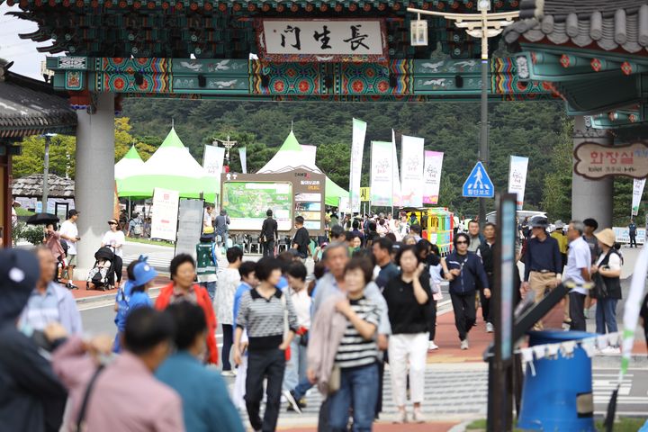 [산청=뉴시스] 산청군청 제24회 산청한방약초축제장을 방문하는 관람객*재판매 및 DB 금지 *재판매 및 DB 금지