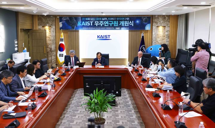 [대전=뉴시스] 30일 'KAIST 우주연구원' 개원식에 앞서 열린 기자간담회에서 이광형 KAIST 총장이 기자들의 질문에 답하고 있다. 이 총장 왼쪽이 한재흥 KAIST 우주연구원장, 오른쪽이 다니엘 제이 쉬어레스(Daniel J. Scheeres) 우주연구원 부원장.(사진=KAIST 제공) *재판매 및 DB 금지