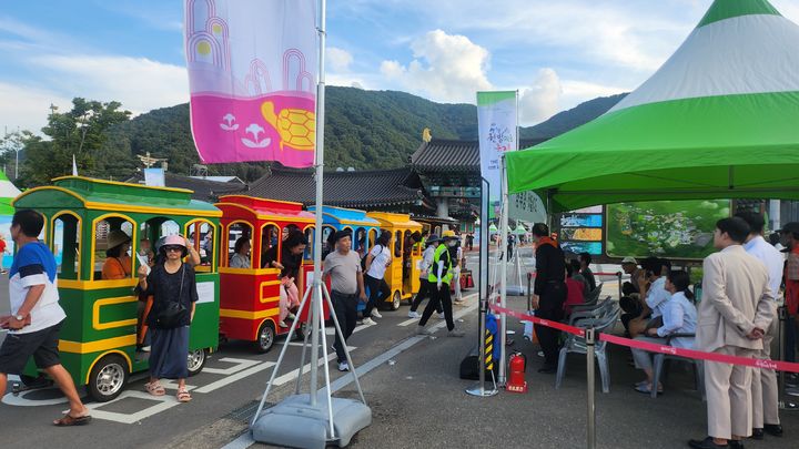 [산청=뉴시스] 서희원 기자= 제24회 산청한방약초축제장을 방문하는 관람객이 꼬마열차를 티가위해 기다리고 있다.2024. 09. 30. shw1881@newsis.com *재판매 및 DB 금지