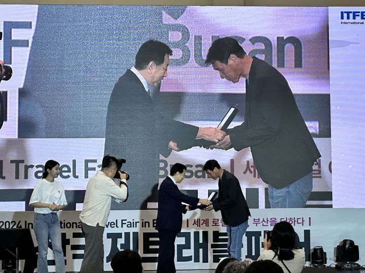 [울산=뉴시스] 박수지 기자 = 울산 동구 관광 캐릭터 '고미, 도리, 마니'가 2024 부산국제트래블페어에서 인기마스코트상을 수상하고 있다. (사진=동구 제공) 2024.09.30. photo@newsis.com *재판매 및 DB 금지