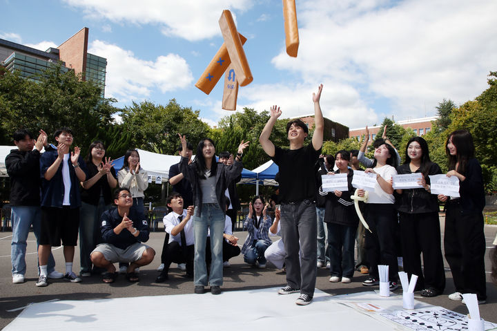 계명대 교육학과 학생들이 윷놀이를 하고 있다. *재판매 및 DB 금지
