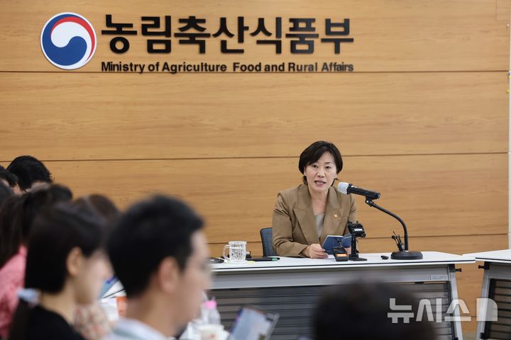 [세종=뉴시스]송미령 농림축산식품부 장관은 30일 오후 정부세종청사에서 정례 기자간담회를 열고 최근 수도권 등에서는 2만원을 웃도는 금배추가 판매된 이후 중국산 배추를 수입하고 있는 것에 대해 설명했다.(사진=농식품부 제공)