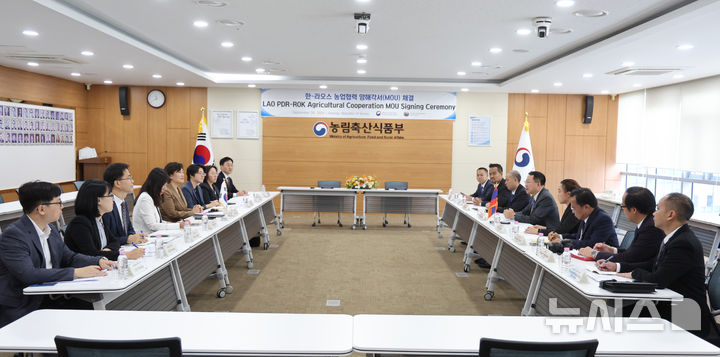 [세종=뉴시스]송미령 농림축산식품부 장관은 30일 세종에서 라오스 농림부의 린캄 드엉사완 장관과 만나 농업 분야에서의 한·아세안 다자 협력과 한·라오스 간 양자 협력 방안을 논의하고 양국 농업부 간 '농업협력 양해각서'를 개정했다.(사진=농식품부 제공)