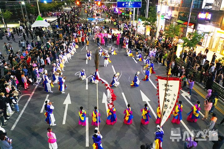 [안성=뉴시스] 바우덕이 축제 길놀이 모습 (사진 = 안성시 제공) 2024.09.30. photo@newsis.com 