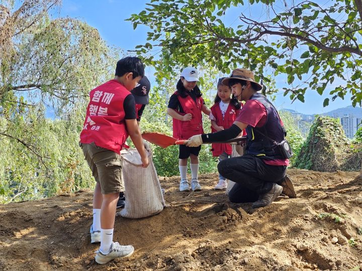 SK증권이 지난 28일 서울 상암동 노을공원에서  '2024 행복나눔숲 가꾸기' 행사를 진행했다. (사진=SK증권 제공) photo@newsis.com *재판매 및 DB 금지