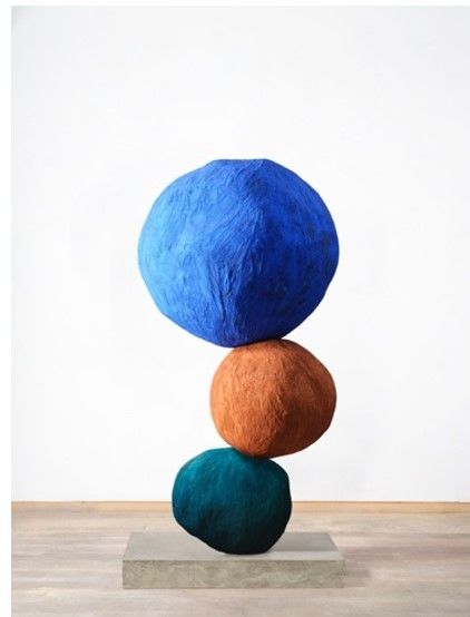 Stack 3, Ultramarine Blue Light 2024 Foam core, plaster, sand, pigment, concrete, steel Overall height: 205 cm Courtesy the artist Photographer: Stephen White & Co  *재판매 및 DB 금지