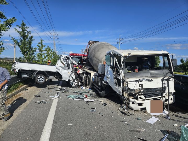 [나주=뉴시스] 30일 오후 2시50분께 전남 나주시 왕곡면 월천리의 한 왕복 4차선 도로에서 3중 추돌사고가 발생해 소방당국이 현장을 수습하고 있다. (사진=나주소방서 제공) 2024.09.30. photo@newsis.com *재판매 및 DB 금지