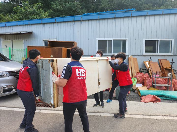 HS화성 자원봉사단 15명이 대구 달성군 옥포면의 시각장애 어르신 주거 환경 개선에 구슬땀을 흘리고 있다. *재판매 및 DB 금지