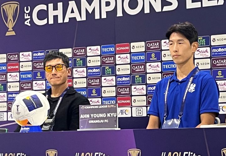 [서울=뉴시스] 프로축구 K리그1 광주FC의 이정효 감독(왼쪽), 안영규. (사진=광주FC 제공) *재판매 및 DB 금지