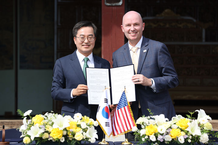 [수원=뉴시스] 30일 오전 화성행궁에서 열린 경기도-유타주 MOU 체결식에서 김동연 경기도지사와 미국 유타주 스펜서 제임스 콕스 주지사가 기념 촬영을 하고 있다. (사진=경기도 제공) *재판매 및 DB 금지