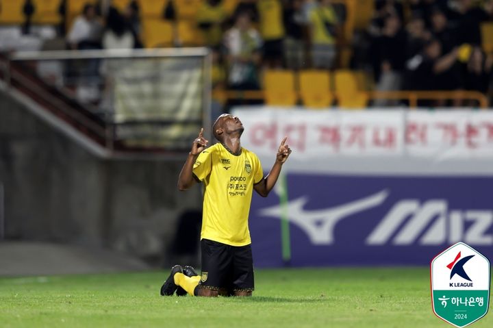 [서울=뉴시스] 프로축구 K리그2 전남 드래곤즈의 플라카. (사진=한국프로축구연맹 제공) *재판매 및 DB 금지