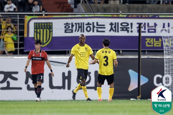 [서울=뉴시스] 프로축구 K리그2 전남 드래곤즈의 플라카. (사진=한국프로축구연맹 제공) *재판매 및 DB 금지