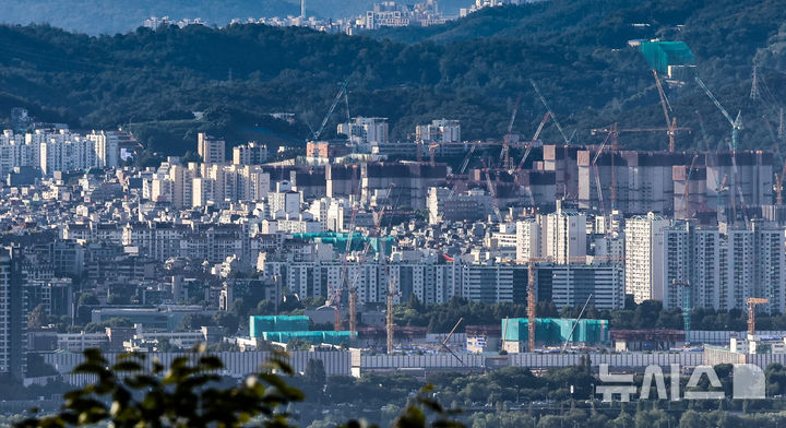 [서울=뉴시스] 김근수 기자 = 30일 오전 서울 중구 남산에서 공사 중인 서울 시내 아파트 대단지가 보이고 있다. 2024.09.30. ks@newsis.com