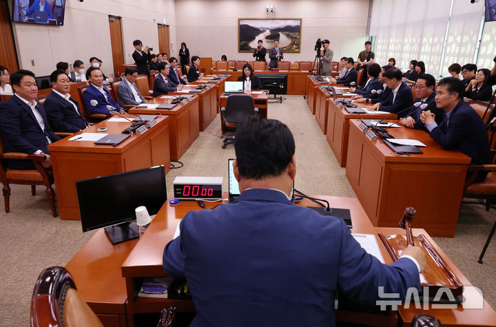 [서울=뉴시스] 조성우 기자 = 30일 오전 서울 여의도 국회에서 열린 농림축산식품해양수산위원회 전체회의에서 어기구 위원장이 개의 선언을 하고 있다. 2024.09.30. xconfind@newsis.com