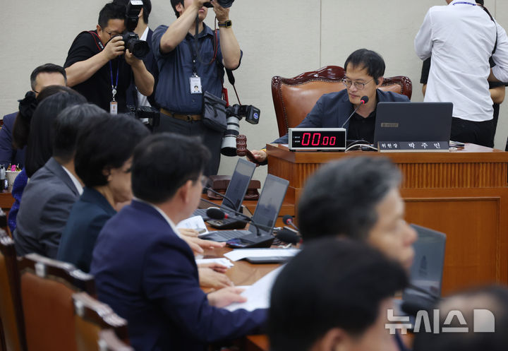 [서울=뉴시스] 고승민 기자 = 박주민 국회 보건복지위원장이 30일 서울 여의도 국회에서 국정감사 증인 채택 등을 안건으로 열린 제2차 보건복지위원회 전체회의를 주재하고 있다. 2024.09.30. kkssmm99@newsis.com