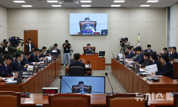 [서울=뉴시스] 고승민 기자 = 안호영 국회 환노위원장이 30일 서울 여의도 국회에서 국정감사 증인 채택의 건 등을 안건으로 열린 제3차 환경노동위원회 전체회의를 주재하고 있다. 2024.09.30. kkssmm99@newsis.com