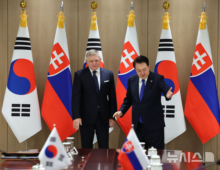 [서울=뉴시스] 최진석 기자 = 윤석열 대통령이 30일 서울 용산 대통령실 청사에서 로베르트 피초 슬로바키아 총리와 한-슬로바키아 확대 회담에 앞서 악수 뒤 자리로 이동하고 있다. 2024.09.30. myjs@newsis.com