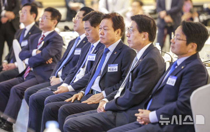 [서울=뉴시스] 정병혁 기자 = 30일 서울 영등포구 한국경제인협회에서 열린 영호남 시도지사 국회의원 상생협력 간담회에서 참석자들이 축하공연을 바라보고 있다. 왼쪽부터 이철우 경북지사, 김영록 전북지사, 김관영 전남지사, 박완수 경남지사, 박형준 부산시장, 강기정 광주시장. 2024.09.30. jhope@newsis.com