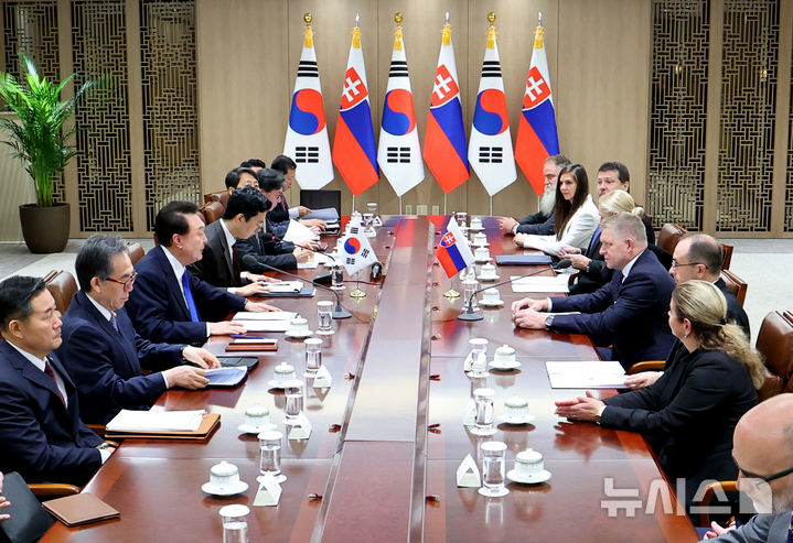 [서울=뉴시스] 최진석 기자 = 윤석열 대통령이 30일 서울 용산 대통령실 청사에서 열린 로베르트 피초 슬로바키아 총리와 한-슬로바키아 확대 회담에서 발언하고 있다. 2024.09.30. myjs@newsis.com