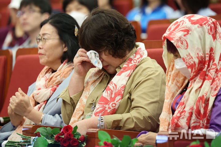 [서울=뉴시스] 권창회 기자 = 30일 오전 서울 여의도 국회도서관에서 열린 5.18 성폭력 피해자 증언대회 '용기와 응답'에서 피해자분이 눈물을 닦고 있다. 2024.09.30. kch0523@newsis.com