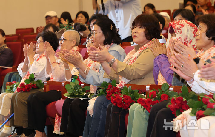 [서울=뉴시스] 권창회 기자 = 30일 오전 서울 여의도 국회도서관에서 열린 5.18 성폭력 피해자 증언대회 '용기와 응답'에서 피해자분들이 박수치고 있다. 2024.09.30. kch0523@newsis.com