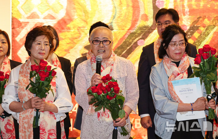 [서울=뉴시스] 권창회 기자 = 30일 오전 서울 여의도 국회도서관에서 열린 5.18 성폭력 피해자 증언대회 '용기와 응답'에서 피해자 이남순씨가 발언을 하고 있다. 2024.09.30. kch0523@newsis.com