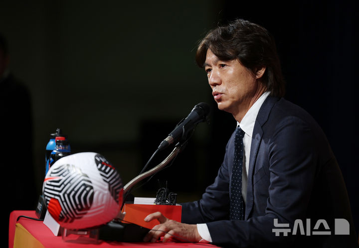 [서울=뉴시스] 김진아 기자 =  홍명보 대한민국 축구대표팀 감독이 30일 오전 서울 종로구 축구회관에서 2026 FIFA 북중미월드컵 아시아 지역 3차 예선 3, 4차전 출전 명단을 발표 후 취재진의 질문에 답하고 있다. 2024.09.30.bluesoda@newsis.com