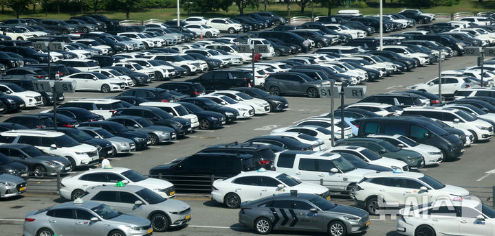 [서울=뉴시스] 김선웅 기자 = 서울 강서구 김포국제공항에 여행객들의 차량이 주차돼있다. 2024.09.30. mangusta@newsis.com