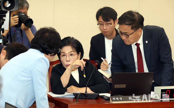 [서울=뉴시스] 조성봉 기자 = 최민희 국회 과방위원장이 30일 오전 서울 여의도 국회 과학기술정보방송통신위원회에서 열린   ‘방송통신심의위원회 위원장의 청부민원과 공익신고자 탄압 등에 대한 진상규명 청문회’에서 여야 간사와 대화하고 있다. 왼쪽부터 김현 국회 과방위 민주당 간사, 최민희 과방위원장, 최형두 국민의힘 간사. 2024.09.30. suncho21@newsis.com