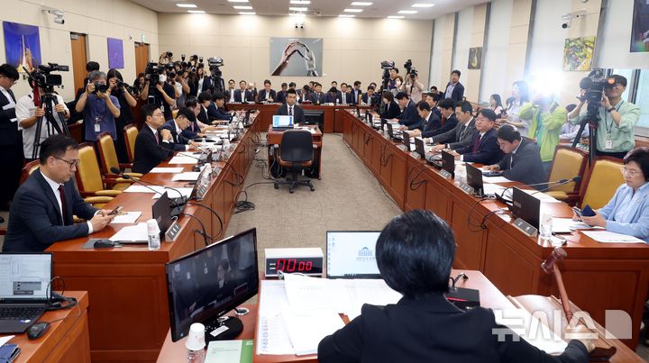 [서울=뉴시스] 조성봉 기자 = 최민희 국회 과방위원장이 30일 오전 서울 여의도 국회 과학기술정보방송통신위원회에서 열린 ‘방송통신심의위원회 위원장의 청부민원과 공익신고자 탄압 등에 대한 진상규명 청문회’에서 의사봉을 두드리고 있다. 2024.09.30. suncho21@newsis.com