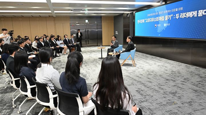 [서울=뉴시스] 최상목 부총리 겸 기획재정부 장관과 이창용 한국은행 총재가 30일 세종시 정부세종청사에서 열린 타운홀 미팅에서 대담을 하고 있다. (사진=기획재정부 제공) 2024.09.30. photo@newsis.com *재판매 및 DB 금지