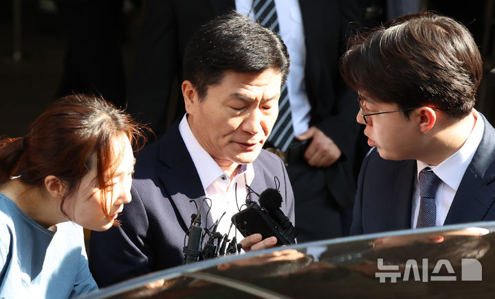 [서울=뉴시스] 김근수 기자 = 이태원 참사에 부실하게 대응한 혐의로 1심에서 금고형을 선고받은 이임재(55) 전 용산경찰서장의 항소심 선고가 이르면 오는 10월 나올 예정이다. 사진은 이 전 서장이 지난해 9월 서울 마포구 서울 서부지방법원에서 열린 선고공판을 마치고 이동하고 있는 모습. 2024.09.30. ks@newsis.com