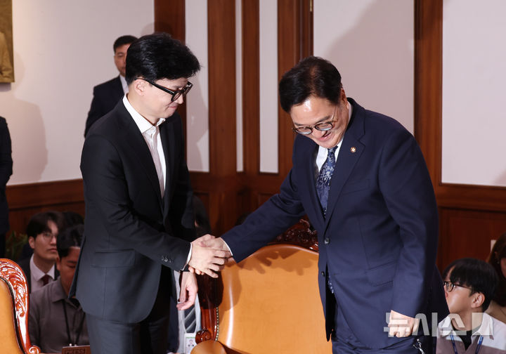 [서울=뉴시스] 고승민 기자 = 한동훈 전 국민의힘 대표가 지난해 9월 30일 서울 여의도 국회에서 우원식 의장을 예방, 악수하고 있다. 2024.09.30. kkssmm99@newsis.com