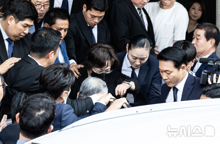 [서울=뉴시스] 김근수 기자 = 이태원 참사 부실대응 등의 혐의 선고공판에서 무죄를 받은 박희영 용산구청장이 30일 오후 서울 마포구 서울 서부지방법원에서 열린 선고공판을 마치고 이동하고 있다. 2024.09.30. ks@newsis.com