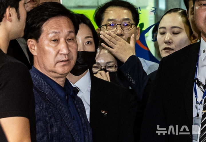 [서울=뉴시스] 김근수 기자 = 이태원 참사 부실대응 등의 혐의 선고공판에서 무죄를 받은 박희영 용산구청장이 30일 오후 서울 마포구 서울 서부지방법원에서 열린 선고공판을 마치고 이동하고 있다. 2024.09.30. ks@newsis.com