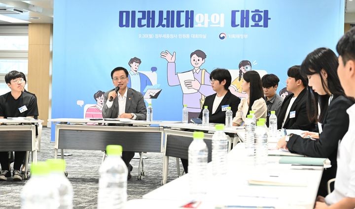 [서울=뉴시스] 최상목 부총리 겸 기획재정부 장관이 30일 오후 세종시 정부세종청사에서 기재부 청년인턴을 대상으로 '미래세대와의 대화'를 개최, 인사말을 하고 있다. (사진=기획재정부 제공) 2024.09.30. photo@newsis.com *재판매 및 DB 금지