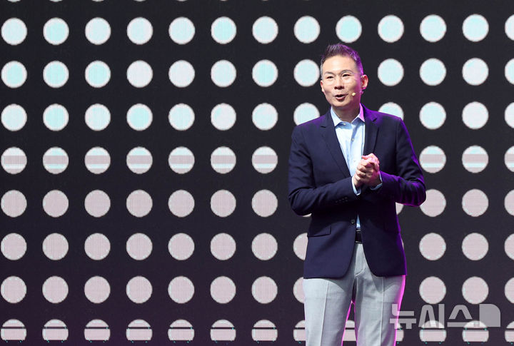 [서울=뉴시스] 고범준 기자 = 김경훈 구글코리아 사장이 30일 서울 서초구 예술의전당 음악광장에서 열린 '구글 포 코리아(Google for Korea) 2024' 행사에서 AI와 함께 여는 Google Korea의 미션과 역할에 대해 발표하고 있다. 2024.09.30. bjko@newsis.com