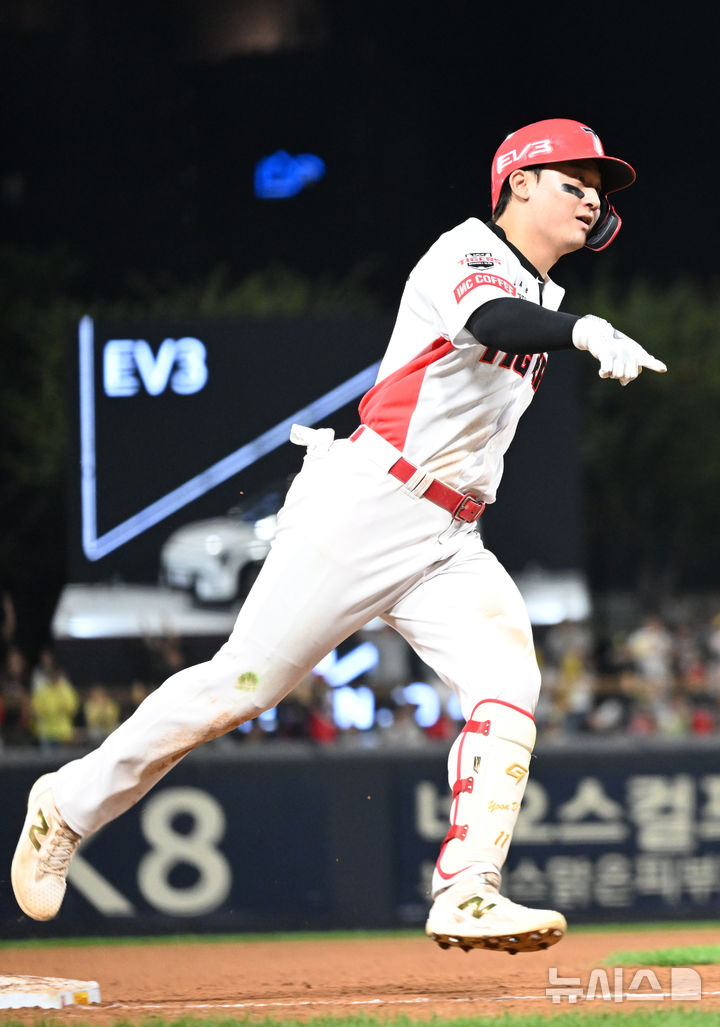 [광주=뉴시스] 변재훈 기자 = 30일 오후 광주 북구 광주-기아챔피언스필드에서 열린 프로야구 KIA 타이거즈 대 NC 다이노스의 시즌 최종 경기, 8회 말 KIA가 8대 5로 앞선 상황에서 KIA 2번타자 윤도현이 솔로홈런을 친 뒤 3루를 돌고 있다. 2024.09.30. wisdom21@newsis.com
