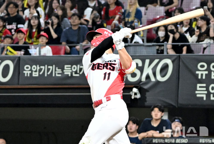 [광주=뉴시스] 변재훈 기자 = 30일 오후 광주 북구 광주-기아챔피언스필드에서 열린 프로야구 KIA 타이거즈 대 NC 다이노스의 시즌 최종 경기, 8회 말 KIA가 8대 5로 앞선 상황에서 KIA 2번타자 윤도현이 솔로포를 치고 있다. 2024.09.30. wisdom21@newsis.com